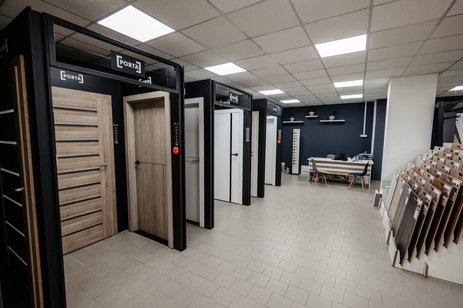 Standurile Porta din showroom-ul din Bacău, cu ușile montate în tocuri: stejar deschis, stejar natur și uși albe, unul lângă altul