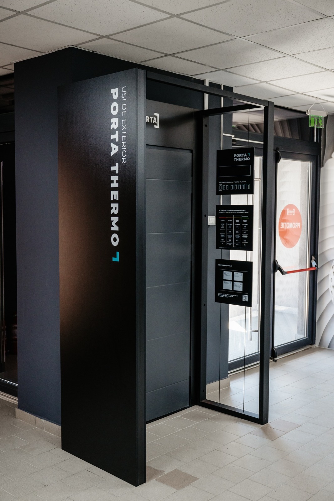 Standul ușilor de exterior Porta Thermo din showroom-ul din Bacău, cu panourile care arată opțiunile de panou și cele patru pachete de izolare