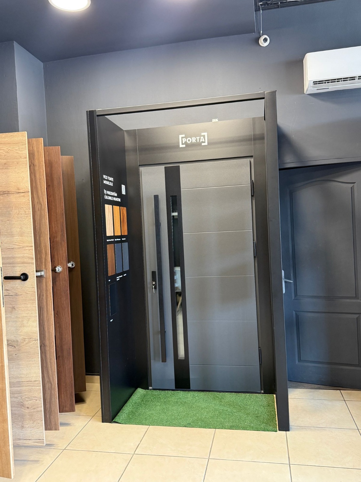 Ușă de intrare Porta antracit, cu mâner-bară, montată în stand cu toc cu tot, în showroom-ul din Piatra Neamț