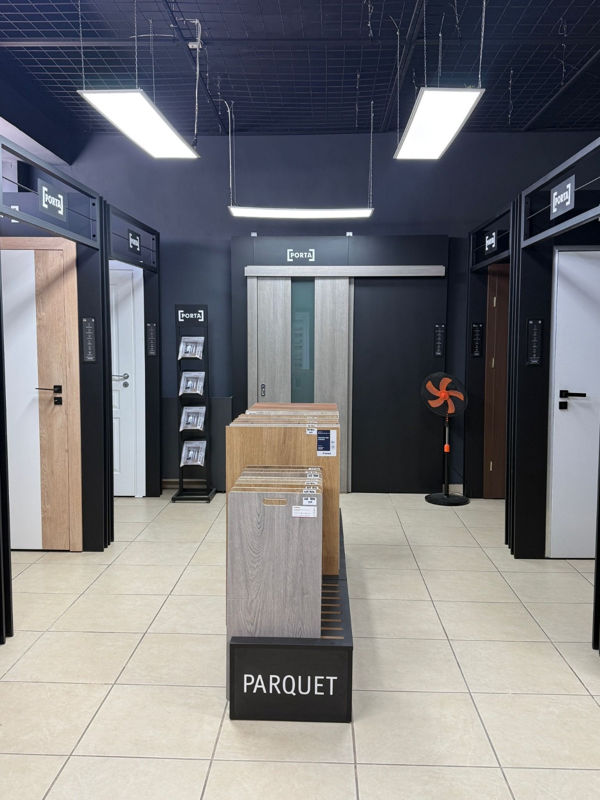 Culoarul showroom-ului de uși din Piatra Neamț, cu uși Porta pe ambele părți și standul de parchet la mijloc