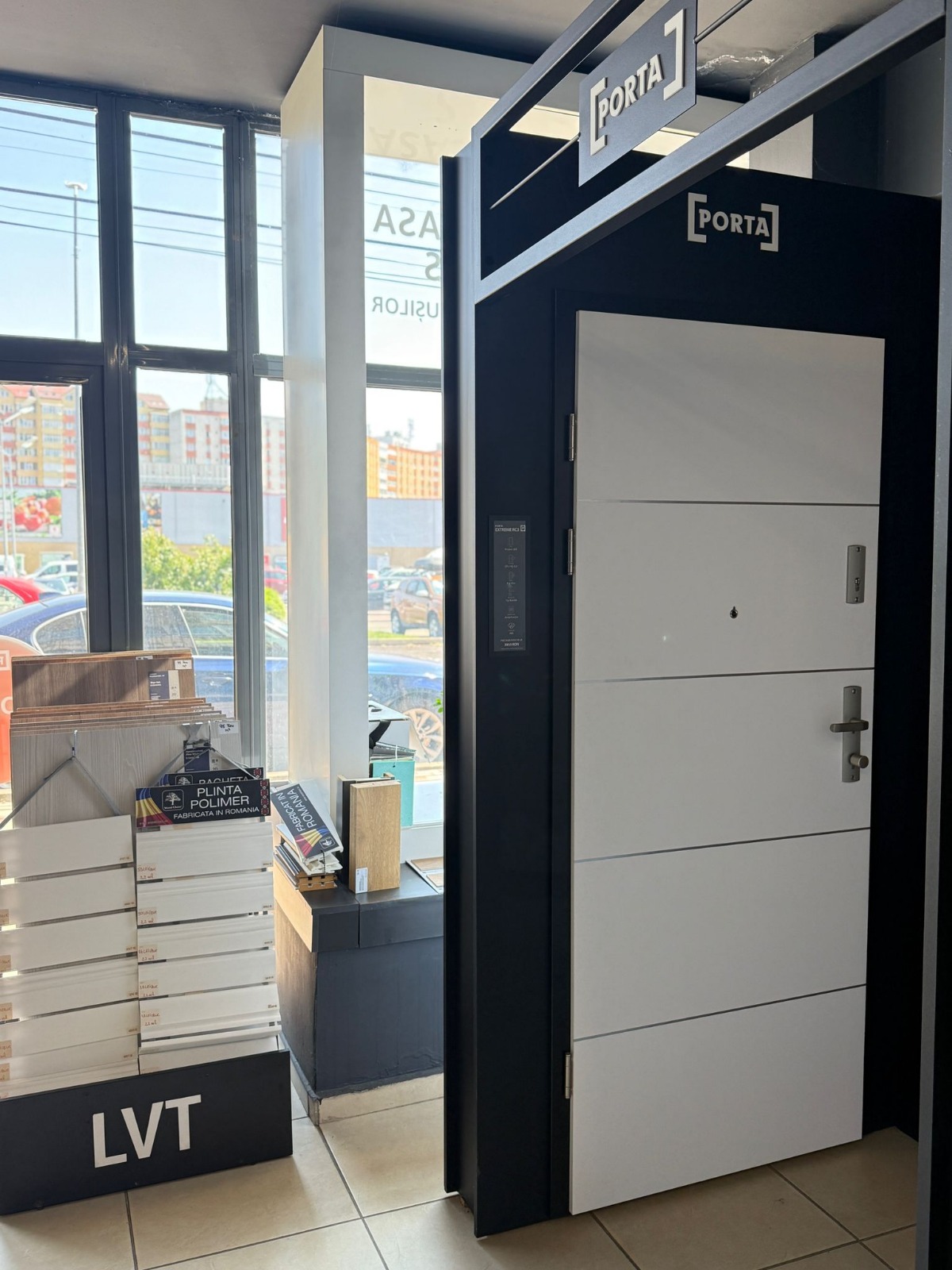 Ușă de intrare în apartament Porta, deschisă la culoare, în standul din showroom-ul din Piatra Neamț