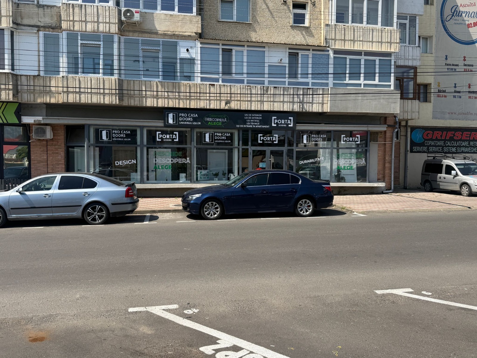 Magazinul de uși Pro Casa Doors din Piatra Neamț văzut din stradă, pe Str. Obor nr. 3, cu mașini parcate în față