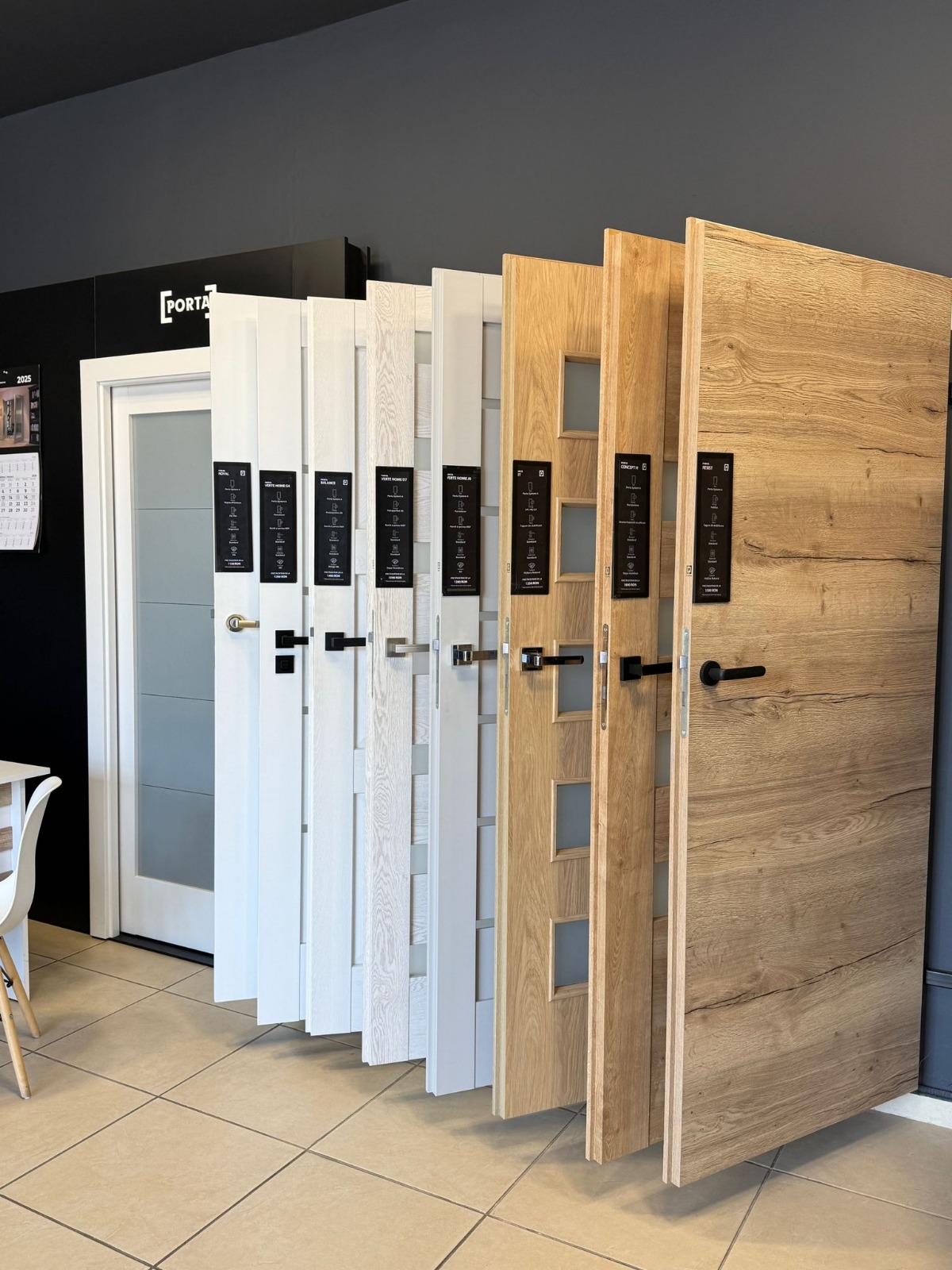 Panourile cu uși de interior Porta din showroom-ul din Piatra Neamț: albe, cu sticlă și în finisaj stejar, cu mânerele montate