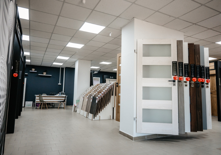 Showroom-ul Pro Casa Doors din Bacău, cu ușile Porta expuse pe standuri
