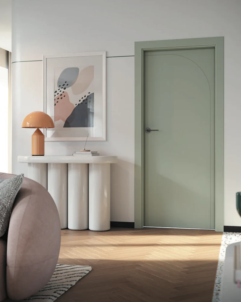 Ușă Porta Art Deco 6 în Verde Salvie, cu linii fine în relief, lângă o consolă albă