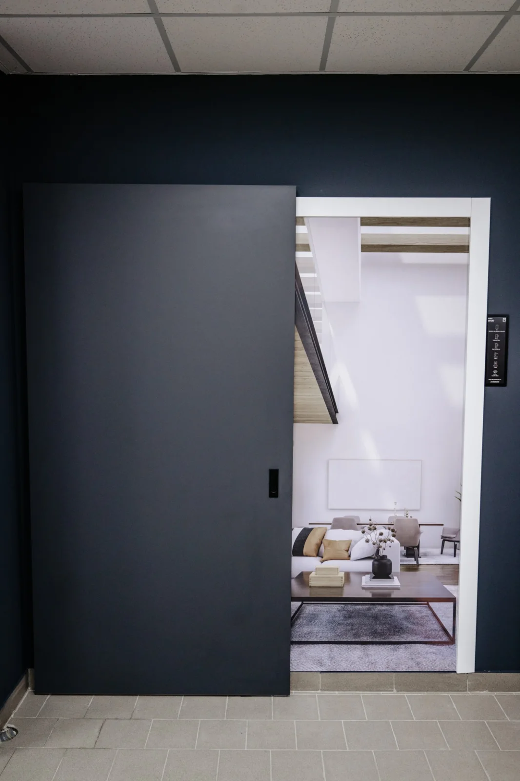 Ușă glisantă pe perete, sistem Porta EFEKT, montată în showroom-ul Pro Casa Doors
