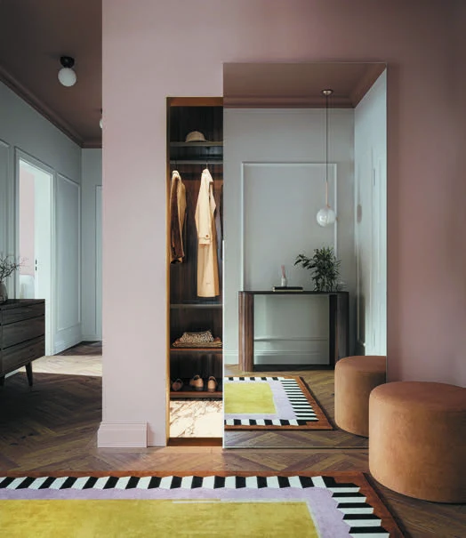 Ușă glisantă cu oglindă pe sistemul EFEKT, în holul unui apartament