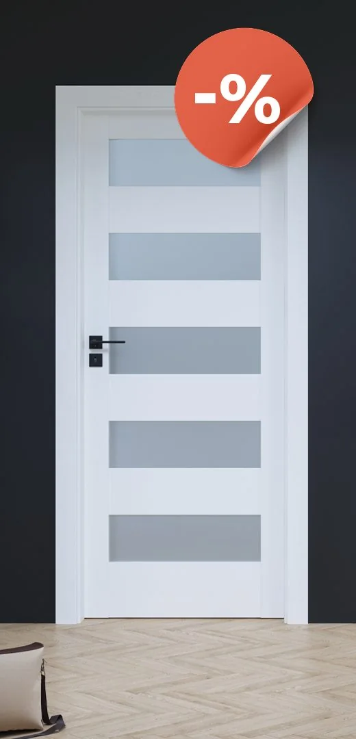 Ușa de interior Porta Verte Home C.5, albă, cu cinci ferestre dreptunghiulare de sticlă mată, lângă un perete negru